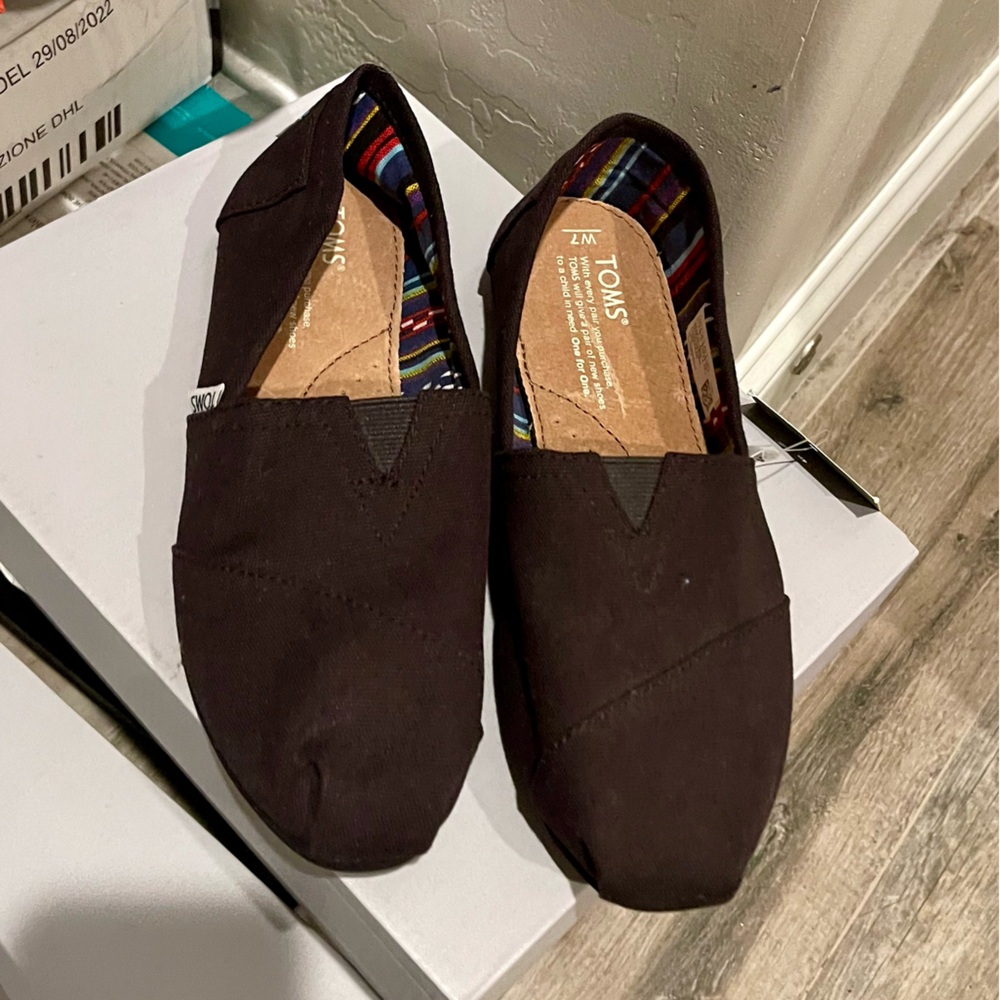 TOMS NWT women’s black on Canvas Size 7